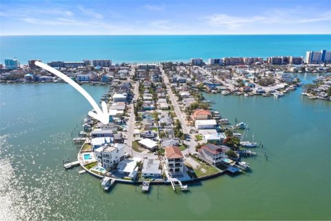 House in Madeira Beach, Florida 3 bedrooms, 140.84 sq.m. № 1564822 - photo 17