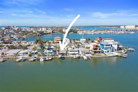 House in Madeira Beach, Florida 3 bedrooms, 140.84 sq.m. № 1564822 - photo 11