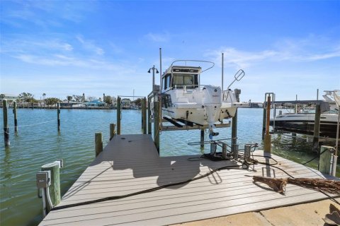 House in Madeira Beach, Florida 3 bedrooms, 140.84 sq.m. № 1564822 - photo 2