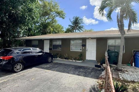 Commercial property in Oakland Park, Florida 165.46 sq.m. № 2250062 - photo 2