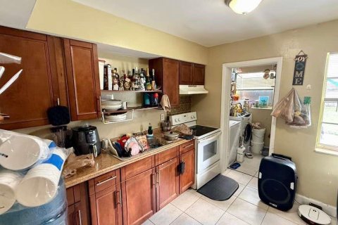 Commercial property in Oakland Park, Florida 165.46 sq.m. № 2250062 - photo 8