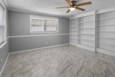 House in Saint Petersburg, Florida 4 bedrooms, 127.93 sq.m. № 1780295 - photo 8