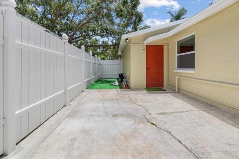 House in Saint Petersburg, Florida 4 bedrooms, 127.93 sq.m. № 1780295 - photo 7