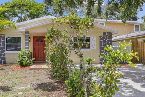 House in Saint Petersburg, Florida 4 bedrooms, 127.93 sq.m. № 1780295 - photo 3
