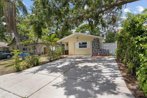 House in Saint Petersburg, Florida 4 bedrooms, 127.93 sq.m. № 1780295 - photo 6