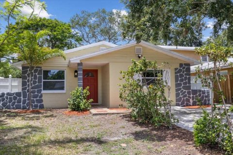 House in Saint Petersburg, Florida 4 bedrooms, 127.93 sq.m. № 1780295 - photo 1