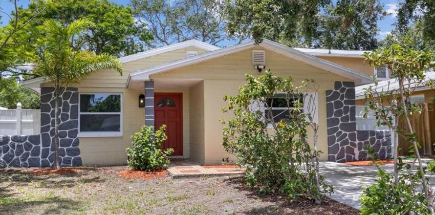 House in Saint Petersburg, Florida 4 bedrooms, 127.93 sq.m. № 1780295