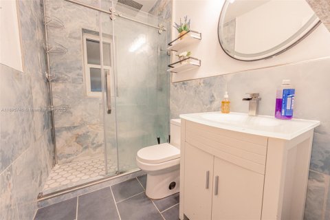 House in North Miami, Florida 2 bedrooms, 81.66 sq.m. № 2052776 - photo 11