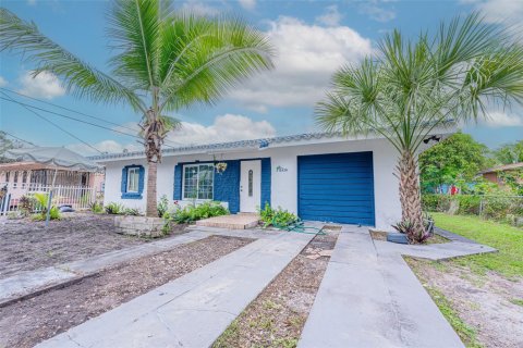 House in North Miami, Florida 2 bedrooms, 81.66 sq.m. № 2052776 - photo 2