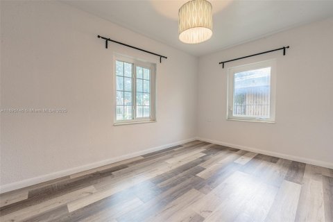 House in North Miami, Florida 2 bedrooms, 81.66 sq.m. № 2052776 - photo 16