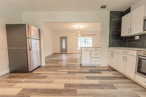 House in North Miami, Florida 2 bedrooms, 81.66 sq.m. № 2052776 - photo 3
