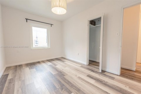 House in North Miami, Florida 2 bedrooms, 81.66 sq.m. № 2052776 - photo 15