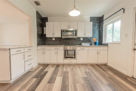 House in North Miami, Florida 2 bedrooms, 81.66 sq.m. № 2052776 - photo 5