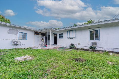 House in North Miami, Florida 2 bedrooms, 81.66 sq.m. № 2052776 - photo 18
