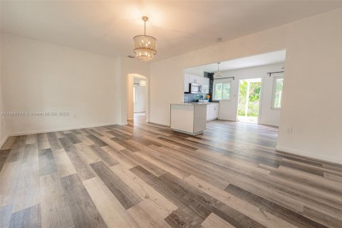House in North Miami, Florida 2 bedrooms, 81.66 sq.m. № 2052776 - photo 6