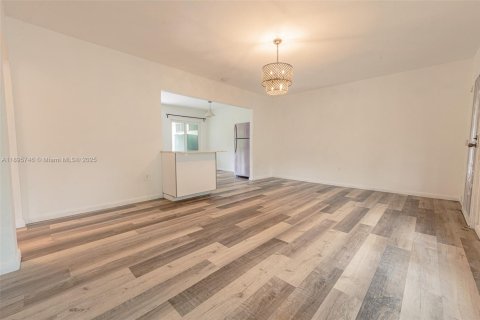 House in North Miami, Florida 2 bedrooms, 81.66 sq.m. № 2052776 - photo 7