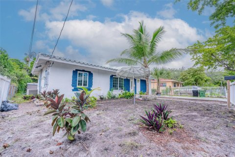 House in North Miami, Florida 2 bedrooms, 81.66 sq.m. № 2052776 - photo 17