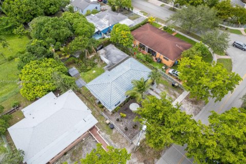 House in North Miami, Florida 2 bedrooms, 81.66 sq.m. № 2052776 - photo 24