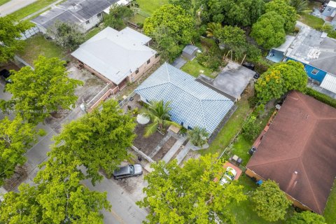 House in North Miami, Florida 2 bedrooms, 81.66 sq.m. № 2052776 - photo 25