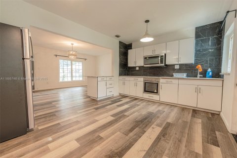 House in North Miami, Florida 2 bedrooms, 81.66 sq.m. № 2052776 - photo 4
