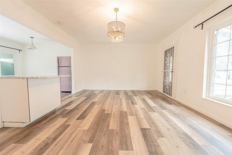 House in North Miami, Florida 2 bedrooms, 81.66 sq.m. № 2052776 - photo 8