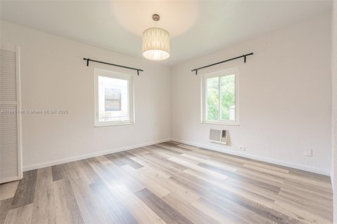 House in North Miami, Florida 2 bedrooms, 81.66 sq.m. № 2052776 - photo 14