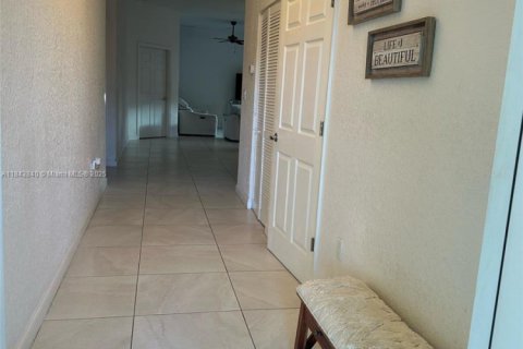 House in Dania Beach, Florida 3 bedrooms, 170.57 sq.m. № 1961695 - photo 18