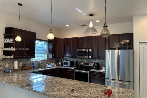 House in Dania Beach, Florida 3 bedrooms, 170.57 sq.m. № 1961695 - photo 6