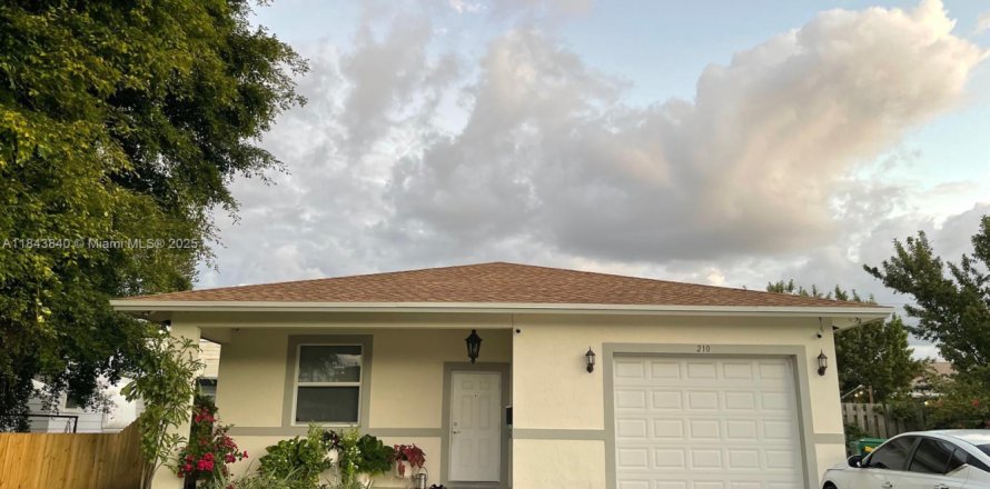 House in Dania Beach, Florida 3 bedrooms, 170.57 sq.m. № 1961695