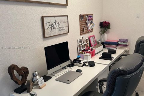 House in Dania Beach, Florida 3 bedrooms, 170.57 sq.m. № 1961695 - photo 17