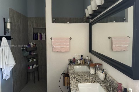 House in Dania Beach, Florida 3 bedrooms, 170.57 sq.m. № 1961695 - photo 9