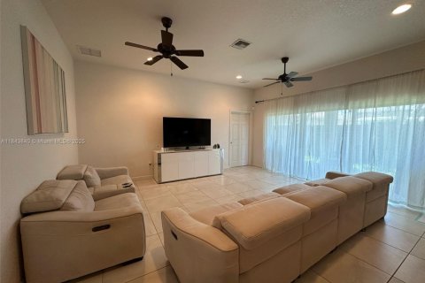 House in Dania Beach, Florida 3 bedrooms, 170.57 sq.m. № 1961695 - photo 4