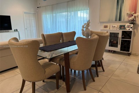 House in Dania Beach, Florida 3 bedrooms, 170.57 sq.m. № 1961695 - photo 3