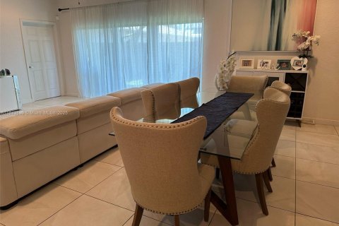 House in Dania Beach, Florida 3 bedrooms, 170.57 sq.m. № 1961695 - photo 13