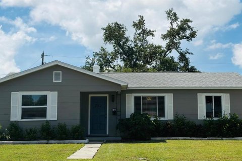 House in Saint Petersburg, Florida 3 bedrooms, 111.67 sq.m. № 2337453