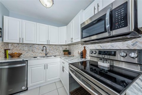 Купить виллу или дом в Сент-Питерсберг, Флорида 7 комнат, 111.67м2, № 2337453 - фото 16