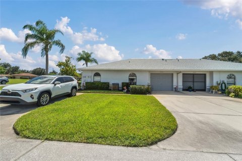 Condo in Land O' Lakes, Florida, 2 bedrooms  № 1870617 - photo 1