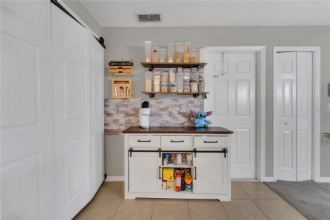 Condo in Land O' Lakes, Florida, 2 bedrooms  № 1870617 - photo 9