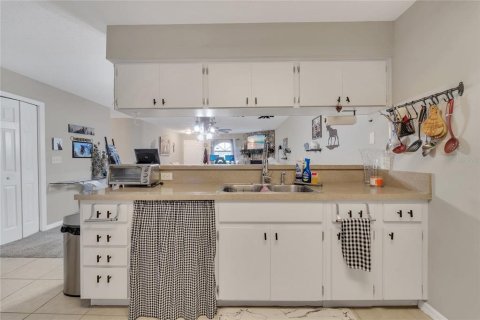 Condo in Land O' Lakes, Florida, 2 bedrooms  № 1870617 - photo 6