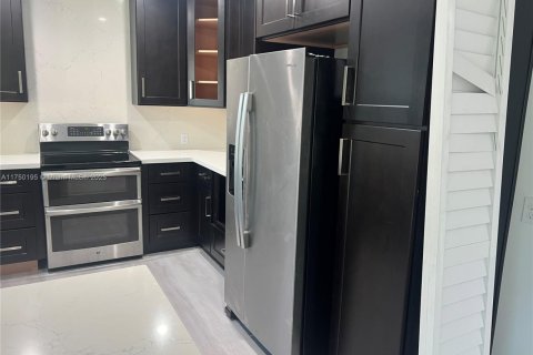 Casa en venta en Miami Gardens, Florida, 3 dormitorios, 185.8 m2 № 1986749 - foto 14