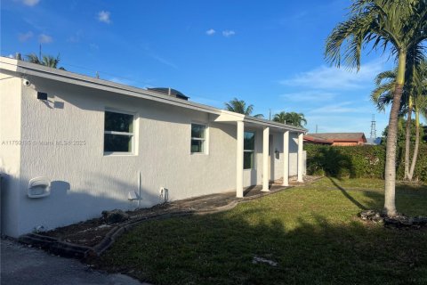 Casa en venta en Miami Gardens, Florida, 3 dormitorios, 185.8 m2 № 1986749 - foto 2