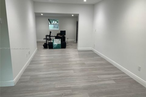 Casa en venta en Miami Gardens, Florida, 3 dormitorios, 185.8 m2 № 1986749 - foto 10