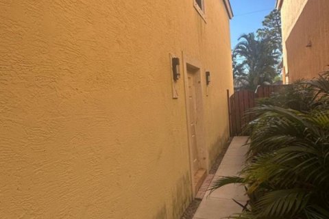 Villa ou maison à louer à Lake Worth, Floride: 3 chambres, 123.19 m2 № 2414589 - photo 2