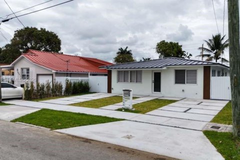 Casa en venta en Miami, Florida, 4 dormitorios, 163.51 m2 № 2265064 - foto 2
