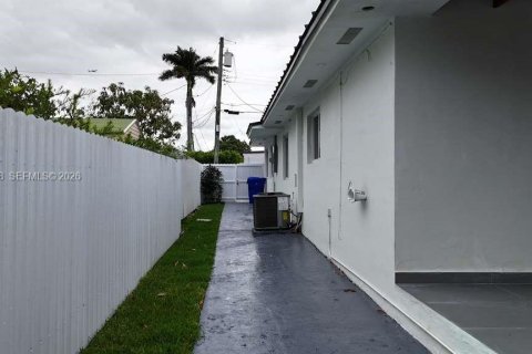 Casa en venta en Miami, Florida, 4 dormitorios, 163.51 m2 № 2265064 - foto 28