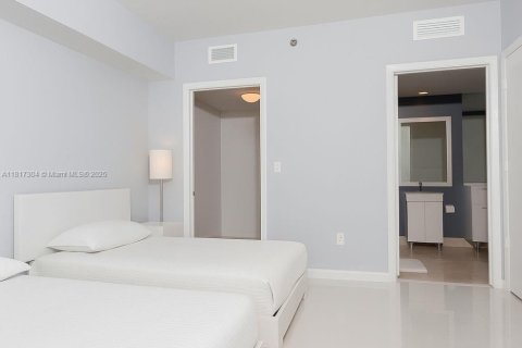 Condo in Miami, Florida, 2 bedrooms  № 1937395 - photo 14