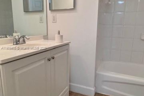 Condo in Tamarac, Florida, 2 bedrooms  № 1965150 - photo 16