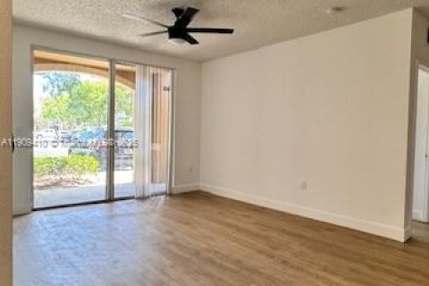 Condo in Tamarac, Florida, 2 bedrooms  № 1965150 - photo 2