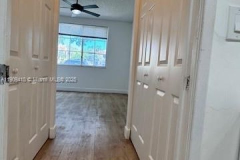 Condo in Tamarac, Florida, 2 bedrooms  № 1965150 - photo 12