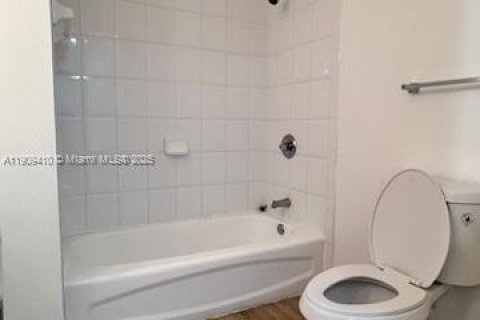 Condo in Tamarac, Florida, 2 bedrooms  № 1965150 - photo 17